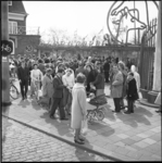 6141-2 Mensen op hun paasbest in het paasweekend voor de ingang van Diergaarde Blijdorp.