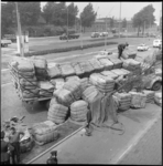 6169 Afgevallen lading van gekantelde Franse vrachtwagen bij Maastunnelplein in Charlois.