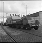6180 Transport van een vulmachine voor Bottelo Coca-Cola vanaf havenbedrijf Thomsen aan de Maashaven met truck van ...