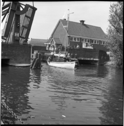 6206-1 Zeilboot vaart in de Rotte en passeert de voor doorvaarten geopende 'Prinses Irene'-brug bij Terbregge.