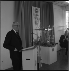 6207 Burgemeester Van Walsum houdt toespraak bij opening van de nieuwe bedrijfsruimte van instrumentenbedrijf N.V. ...