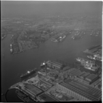 624-3 Luchtfoto, op de voorgrond scheepsbouwwerf RDM op Heijplaat, op de achtergrond het Marconiplein met daarvoor van ...
