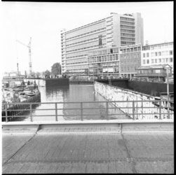 6243-2 Vanaf noodbrug zijde Hofplein gefotografeerd: uitvaren van tunneldelen voor de metro in het metrobouwdok aan het ...
