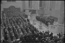 6426-1 Overzicht vanaf het transept(orgel) van deelnemers aan de interkerkelijke herdenkings- en gebedssamenkomst in de ...