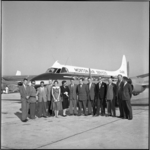645 Groep reizigers voor de Havilland-Heron van Morton Air Services op vliegveld Zestienhoven in verband met nieuwe ...