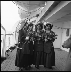 6469-1 Vier bloemenmeisjes aan boord van s.s. 'Ryndam'.