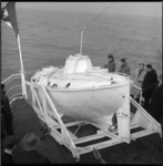 6493-1 Sloep op scheepsdek van kustvaarder 'San José', op een glij-inrichting gericht naar het water, klaar voor lancering.
