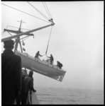 6493-2 De reddingssloep van de 'San José' wordt bij de IJsselwerf in Capelle aan den IJssel naar zijn startplek getakeld.
