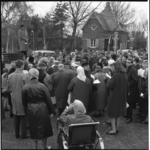 6530 Paaszang op 1e Paasdag over de graven bij de ingang algemene begraafplaats Crooswijk aan de Kerkhoflaan.
