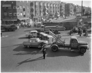 655-2 Groot overzicht kruising Wolphaertsbocht-Pleiweg met gekantelde bestelauto. Een beschadigde personenauto wordt ...