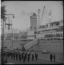 6555-2 Welkom van de Marinierskapel op de Parkkade aan de 450 jongeren aan boord van de Waterman i.v.m. 1e Rotterdams ...