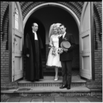 6570 ds. J. Heule met bruidspaar P. van Dijk-Knoop bij de ingang van de Breepleinkerk.