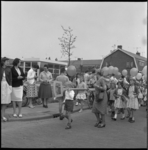 6597 Optocht met kinderen die sleutel en ballonnen dragen in verband met feestelijke opening van christelijke lagere ...