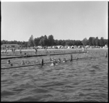 6604 Drukte in het Kralingse Strandbad en rijen tenten op het strandgedeelte; nabij het Langepad.