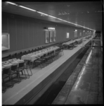 6624 Gedekte tafels staan gereed op de perrons van metrostation Leuvehaven. I