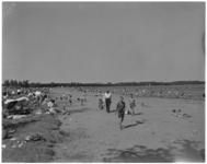 663 Strandbadgedeelte bij de Kralingse Plas met veel recreanten.