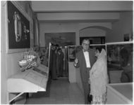 664 Begum Liauat Ali Khan, de ambassadeur van Pakistan, wordt rondgeleid door de heer J.C. Smit, hoofd museumzaken van ...