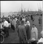6655-9 Wachtende mensen op het Charloisse Hoofd bij de aankomst Jeugdvierdaagse-wandelaars.