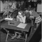 6657-3 Meisjes achter de typemachine tijdens het kindervakantie-evenement 'Jeugdland' in de Ahoy-hal.