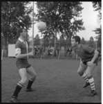 6694 Voetballer Rob Jacobs (rechts), vanaf oktober 1963 rechtsbinnen voor Feyenoord.
