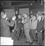 6708-1 Persconferentie in Hilton Hotel met jeugdige zangers en een meezingende Johnny Kraaykamp, in verband met komende ...