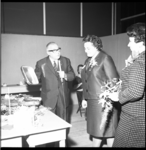 6720 Cees van der Linden (links), van de Stichting Rotterdamse Consumentenbeurzen, toont de Femina-huisvrouw 1963, ...