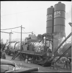 6727 Transportabele asfaltfabriek 'De Zaan' van de N.B.M., geplaatst bij Eiland Brienenoord i.v.m. aanleg snelwegen van ...