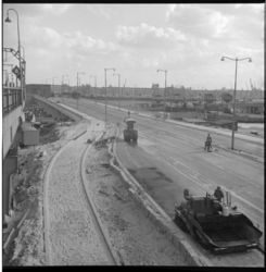 6736 Afrondende werkzaamheden op de Verlengde Willemsbrug, oprit richting Willemsbrug. Foto gemaakt vanaf station Blaak ...