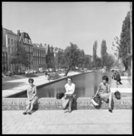 6757-1 Drie dames zitten op een muurtje in de zon bij de Westersingel.