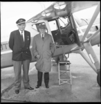 6797 De negentigjarige heer J.D. van Putten (rechts) en de heer H.A.J. Klusman, bij sportvliegtuig- voor een rondvlucht.