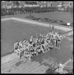 6813-3 Olympische zwemploeg, verzameld bij buitenbad, in Sportfondsenbad Zuid aan de Gooilandsingel, ter voorbereiding ...