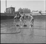 6814 Jeugd veegt met bezems de bodem van het gemeentelijk zwembad in Berkel schoon nadat daar eerder glasscherven waren ...