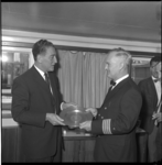 6828 Kapitein E. Horst-Wille van der Lealott, overhandigt namens Hamburg een tinnen gedenkbord aan havenmeester H.J. ...