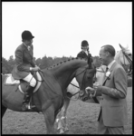 6847-2 Prins Bernhard op bezoek bij paardensportevenement CHIO in het Kralingse Bos, hier met winnares Kathy Kusener ...