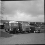 6877-2 Opstelling van brandweerwagens. V.l.n.r.: de materiaalwagen- de DAF 1300A en de Volkswagenbus 'Kronenburg-Triomph'.