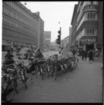 6896 Geparkeerde fietsen op de Meent. Aan het Rodezand, restaurant Wienerwald en links het Stadstimmerhuis.