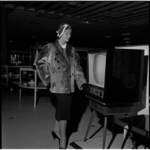 692-1 Mannequin in bontjasje poseert bij een televisietoestel..