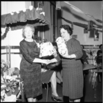 6922 Mejuffrouw Van der Giessen (links) krijgt cadeaus overhandigd nadat ze 51 jaar gewerkt heeft als onderwijzeres, ...