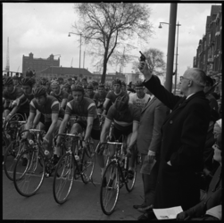 6974-2 Burgemeester Van Walsum lost een startschot aan de Maashaven- OZ van de wielerronde.