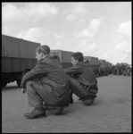 6985-2 BB-oefening van de A-kring in Zuid-Holland. Mannen zitten bovenop hun helm te wachten.