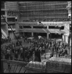 7006-2 Overzicht van bijeenkomst op de bouwvloer van het nieuwe concertgebouw 'De Doelen' naar aanleiding van het ...