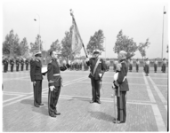 703 De nieuwe dirigent van de Marinierskapel, de tweede-luitenant H.C. van Lijnschooten, wordt beëdigd door ...