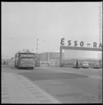 7050-1 Een RET (Rondrit-) autobus verlaat de Esso-raffinaderij in de Botlek.