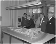 709-1 Prins Bernhard bij een maquette van de uitbreiding van de Koninklijke Lak-, Vernis- en Verffabriek 'Molyn en Co'. ...