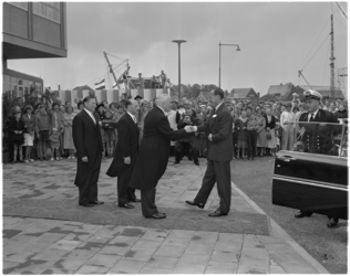 709-2 Prins Bernhard wordt door directieleden ontvangen bij de ingang van de Koninklijke Verffabriek Molyn en Co.