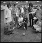 7094-1 In het kader van de Duitse week spelen Duitse en Nederlandse jongeren spelletjes in de Rotterdamse veilinghal Noord.
