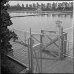 710-1 Openluchtzwembad aan de Oud Pernisseweg; bassin gevuld met water maar er zijn geen gebruikers..