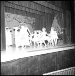7109 Verklede kinderen dansen op het toneel tijdens de opvoering van het muzikale sprookje 'Goudhaartje en de troubadour'.
