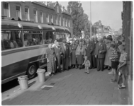 712-1 Groepsfoto bij autobus in de Frans Bekkerstraat van bejaarden uit de wijk Charlois, voor hun vertrek naar ...