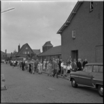 713-1 Bedevaartsstoet in de Kruisherenstraat met rechts de school en de Kruisverheffingskerk.